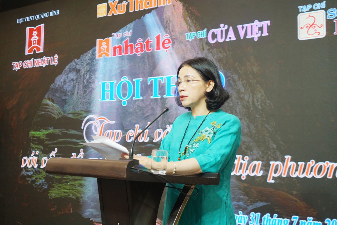 Nh&agrave; văn Nguyễn Thị L&ecirc; Na - Tổng Bi&ecirc;n tập Tạp ch&iacute; Nhật Lệ ph&aacute;t biểu đề dẫn hội thảo - Ảnh: C.N